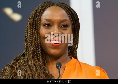 Torino, Italia, 14/10/2021, lo scrittore nigeriano Chimamanda Ngozi Adichie fa un discorso inaugurale alla Fiera del Libro di Torino 2021 Foto Stock