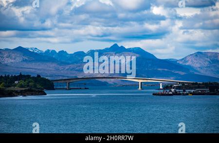 Isola di Skye Bridge tra Kyle of Lochalsh e Kyleakin, Inner Hebrides, Scozia, Regno Unito Foto Stock