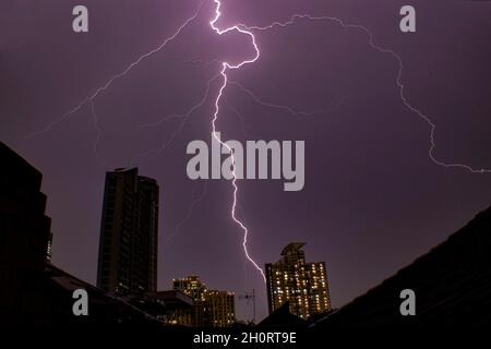 Temporale sulla città di notte, Indonesia Foto Stock