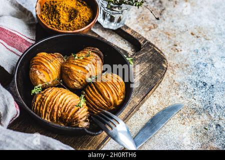 Ciotola di patate all'asselback con timo fresco Foto Stock