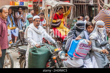 VARANASI, INDIA - 25 OTTOBRE 2016: Traffico su una strada affollata e trafficata a Varanasi, India Foto Stock