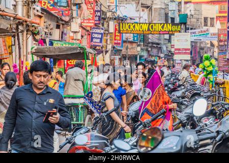 VARANASI, INDIA - 25 OTTOBRE 2016 traffico stradale in Varanasi India Foto Stock