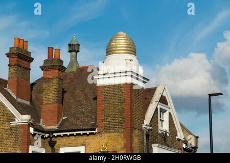 Il pub Beehive a Brentford, West London. REGNO UNITO. Ha un ornamento di alveare di marchio per distinguerlo dalle altre case pubbliche. (127) Foto Stock