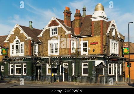 Il pub Beehive a Brentford, West London. REGNO UNITO. Ha un ornamento di alveare di marchio per distinguerlo dalle altre case pubbliche. (127) Foto Stock