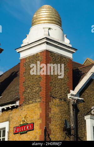 Il pub Beehive a Brentford, West London. REGNO UNITO. Ha un ornamento di alveare di marchio per distinguerlo dalle altre case pubbliche. (127) Foto Stock