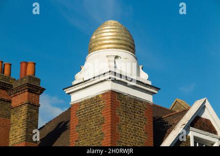 Il pub Beehive a Brentford, West London. REGNO UNITO. Ha un ornamento di alveare di marchio per distinguerlo dalle altre case pubbliche. (127) Foto Stock