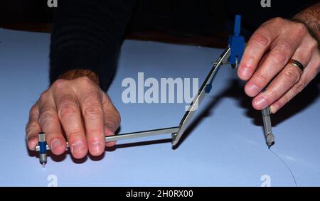 Utilizzando una bussola - divisori con braccio di estensione per tracciare manualmente un cerchio grande Foto Stock