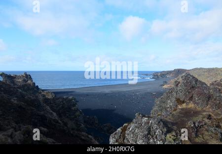 Deserta spiaggia di sabbia di lava nera nella rurale Islanda. Foto Stock