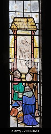 Vetrate disegnate da George Cooper Abbs e realizzate da Wippell & Co, Vision of the Virgin and Child, St Peter's Church Budleigh Salton Foto Stock