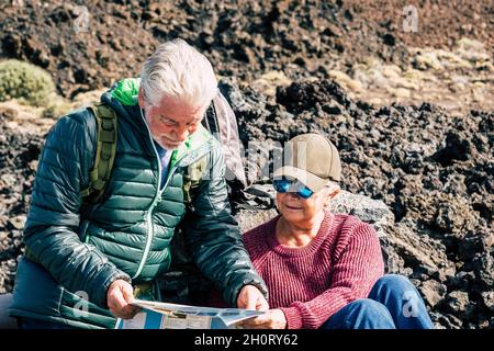 Viaggiatore attivo Senior Couple controllare la mappa in escursione trekking insieme - sano stile di vita anziani pensionati che godono di attività all'aperto tempo libero Foto Stock