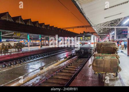 HOWRAH, INDIA - 27 OTTOBRE 2016: Vista di mattina presto della stazione ferroviaria di Howrah Junction in India. Foto Stock