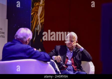 Gian Carlo Caselli, Luigi Ciotti durante la Fiera Internazionale del Libro di Torino, il 14 ottobre 2021 a Torino. La Fiera Internazionale del Libro di Torino torna a Lingotto Fiere dopo quasi due anni dall'inizio della pandemia del Covid 19. Foto Stock