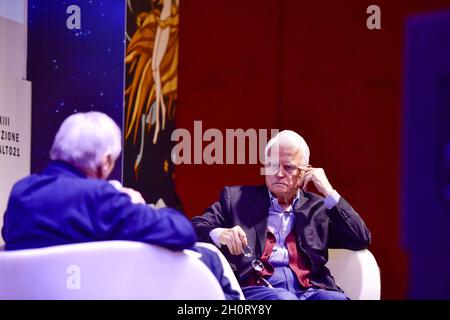 Gian Carlo Caselli, Luigi Ciotti durante la Fiera Internazionale del Libro di Torino, il 14 ottobre 2021 a Torino. La Fiera Internazionale del Libro di Torino torna a Lingotto Fiere dopo quasi due anni dall'inizio della pandemia del Covid 19. Foto Stock