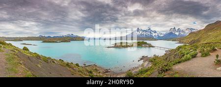 Immagine panoramica del massiccio montano nel Parco Nazionale Torres del Paine nella parte cilena della Patagonia in estate Foto Stock