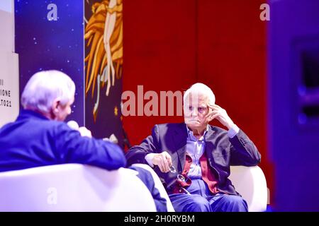 Gian Carlo Caselli, Luigi Ciotti durante la Fiera Internazionale del Libro di Torino, il 14 ottobre 2021 a Torino. La Fiera Internazionale del Libro di Torino torna a Lingotto Fiere dopo quasi due anni dall'inizio della pandemia del Covid 19. Foto Stock