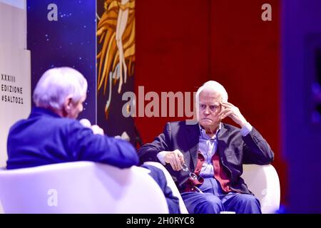 Gian Carlo Caselli, Luigi Ciotti durante la Fiera Internazionale del Libro di Torino, il 14 ottobre 2021 a Torino. La Fiera Internazionale del Libro di Torino torna a Lingotto Fiere dopo quasi due anni dall'inizio della pandemia del Covid 19. Foto Stock