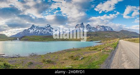 Immagine panoramica del massiccio montano nel Parco Nazionale Torres del Paine nella parte cilena della Patagonia in estate Foto Stock