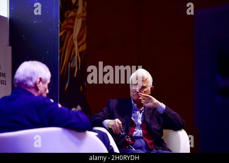 Gian Carlo Caselli, Luigi Ciotti durante la Fiera Internazionale del Libro di Torino, il 14 ottobre 2021 a Torino. La Fiera Internazionale del Libro di Torino torna a Lingotto Fiere dopo quasi due anni dall'inizio della pandemia del Covid 19. Foto Stock