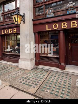 La prima parte di Lobb, bookmakers, calzaturieri e fornitori di pelletteria, a St James's St, Londra; il miglior calzolaio del mondo Foto Stock