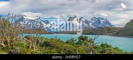 Immagine panoramica del massiccio montano nel Parco Nazionale Torres del Paine nella parte cilena della Patagonia in estate Foto Stock