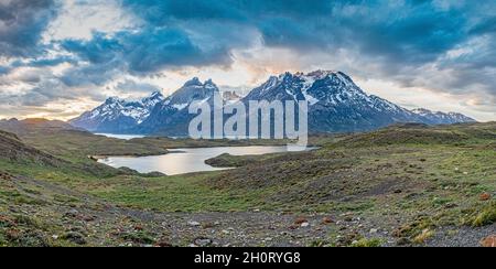 Immagine panoramica del massiccio montano nel Parco Nazionale Torres del Paine nella parte cilena della Patagonia in estate Foto Stock