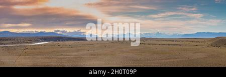 Immagine panoramica sulla steppa argentina con vista sulla catena montuosa della Patagonia con Cerro Torre e Monte Fitz Roy in estate Foto Stock