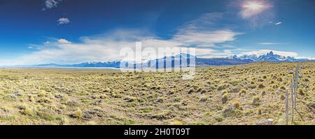 Immagine panoramica sulla steppa argentina con vista sulla catena montuosa della Patagonia con Cerro Torre e Monte Fitz Roy in estate Foto Stock