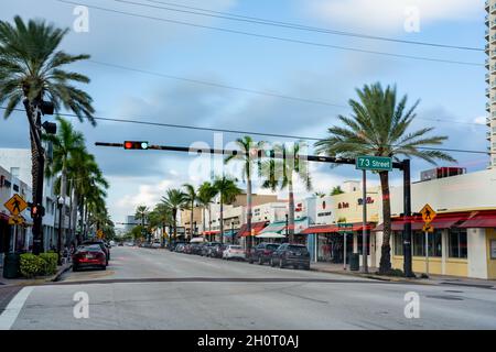 Miami Beach, Florida, USA - 13 ottobre 2021: Miami Beach 73rd Street North Beach. Foto a lunga esposizione Foto Stock