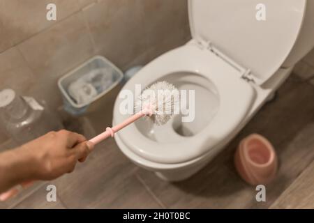 La casalinga è la pulizia del bagno wc in primo piano Foto stock - Alamy