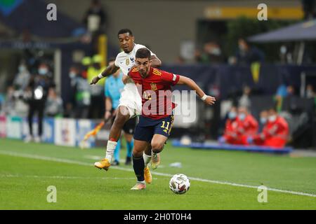 Milano, Italia. 10 Ott 2021. (L-R) Presnel Kimpembe (fra), Ferran Torres (ESP) Calcio : incontro finale della UEFA Nations League tra Spagna 1-2 Francia allo Stadio San Siro di Milano. Credit: Mutsu Kawamori/AFLO/Alamy Live News Foto Stock