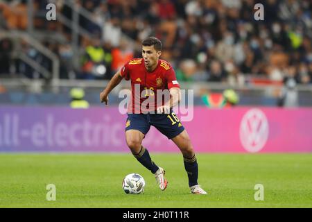 Milano, Italia. 10 Ott 2021. Rodri (ESP) Football/Soccer : incontro finale della UEFA Nations League tra Spagna 1-2 Francia allo Stadio San Siro di Milano. Credit: Mutsu Kawamori/AFLO/Alamy Live News Foto Stock