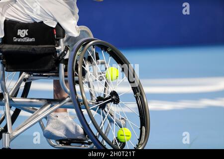 Tokyo, Giappone, 29 agosto 2021, Tokyo 2020 Paralimpic games, Femminile's chair tennis. Dettagli della sedia a rotelle con palle Foto Stock