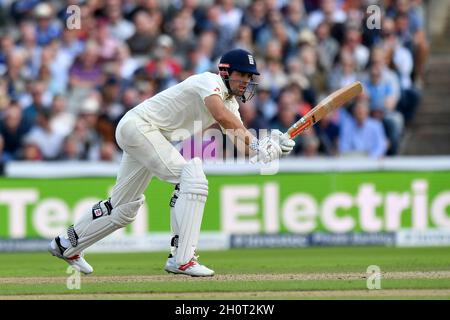 L'Inghilterra Alastair Cook si schiaccia durante il quarto Test Match investito tra Inghilterra e Sud Africa al campo da cricket Old Trafford di Manchester. Foto Stock