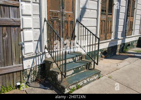 NEW ORLEANS, LA, Stati Uniti d'America - 9 OTTOBRE 2021: I gradini anteriori e la porta della casa storica indossata nel quartiere di Bywater Foto Stock