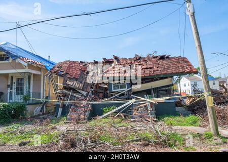 NEW ORLEANS, LA, USA - 9 OTTOBRE 2021: Fronte di uragano danneggiato casa con tetto crollato Foto Stock