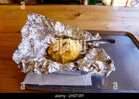 La tradizionale polenta casalinga Bulz alimentare dalla romania Foto Stock