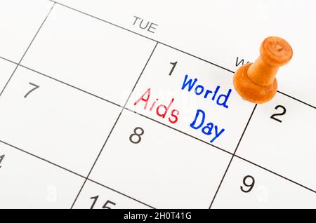 Il calendario che segna il 1 dicembre giorno mondiale dell'AIDS in lettera rossa Foto Stock