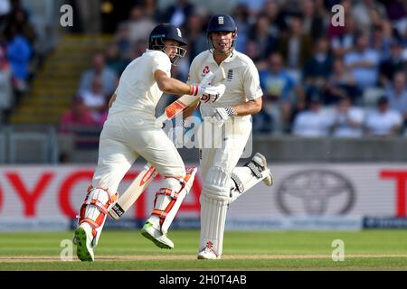 L'Inghilterra Joe Root (a sinistra) e Alastair Cook corrono tra i wickets durante il primo Test Match investito tra l'Inghilterra e le Indie Occidentali al campo di cricket di Edgbaston, Birmingham. Data foto: Giovedì 17 agosto 2017. Il credito fotografico dovrebbe leggere: Anthony Devlin/Empics Contributor Foto Stock