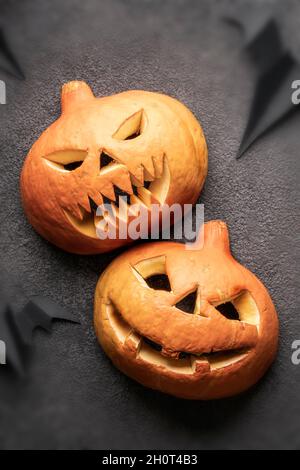zucche di halloween, teste di jack su sfondo scuro, panorama. autunno festival di orrore e paura, fotografia verticale. Foto Stock