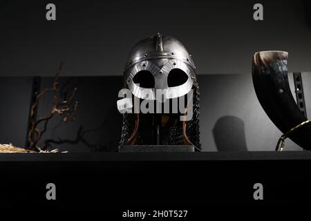 Il museo vichingo di DjurgŒrden a Stoccolma, Svezia, durante la domenica pomeriggio. Fai shopping con la vendita di diversi tipi di souvenir vichinghi. Foto Stock