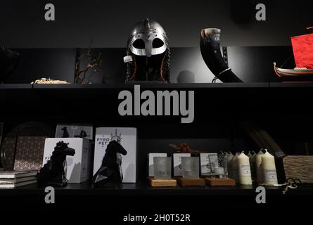 Il museo vichingo di DjurgŒrden a Stoccolma, Svezia, durante la domenica pomeriggio. Fai shopping con la vendita di diversi tipi di souvenir vichinghi. Foto Stock