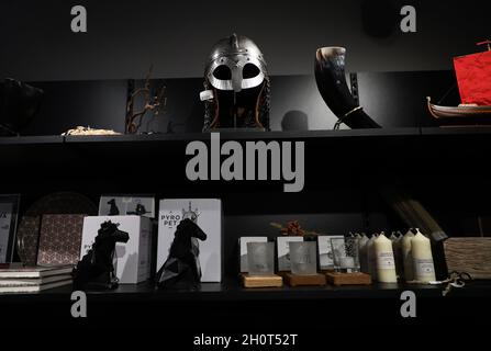 Il museo vichingo di DjurgŒrden a Stoccolma, Svezia, durante la domenica pomeriggio. Fai shopping con la vendita di diversi tipi di souvenir vichinghi. Foto Stock