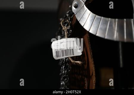 Il museo vichingo di DjurgŒrden a Stoccolma, Svezia, durante la domenica pomeriggio. Fai shopping con la vendita di diversi tipi di souvenir vichinghi. Foto Stock