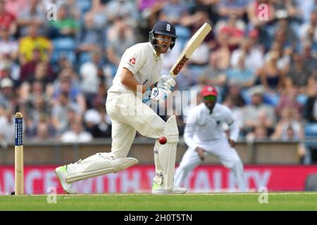 David Malan inglese si schiaccia durante il primo giorno del secondo Investec Test Match all'Headingley Cricket Ground di Leeds, Yorkshire Foto Stock