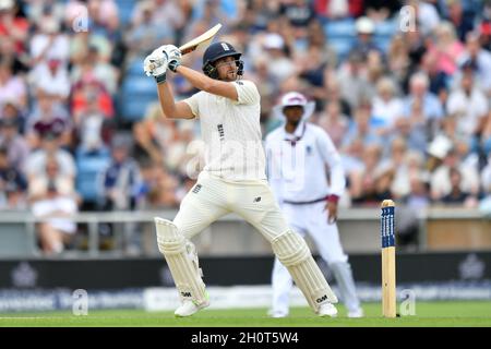 David Malan inglese si schiaccia durante il primo giorno del secondo Investec Test Match all'Headingley Cricket Ground di Leeds, Yorkshire Foto Stock