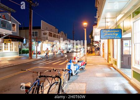 Stati Uniti. 31 luglio 2021. Vista notturna di vetrine illuminate, automobili e visitatori su Front Street, Maui, Lahaina, Hawaii, luglio 31, 2021. (Foto di Sftm/Gado/Sipa USA) Credit: Sipa USA/Alamy Live News Foto Stock