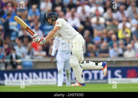 Chris Woakes in Inghilterra si schiaccia durante il primo giorno del secondo Investec Test Match all'Headingley Cricket Ground di Leeds, Yorkshire Foto Stock