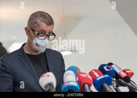 Il primo ministro ceco Andrej Babis del partito DI ANO parla ai media dopo che ha ricevuto la terza iniezione con la dose di Comirnaty Covid-19 vaccino dal produttore Pfizer / BioNTech al Central Military Hospital di Praga. La terza dose di vaccinazione di Covid-19 è disponibile dal 20 settembre per il pubblico nella Repubblica ceca. Più di 26 mila persone hanno già ricevuto la terza dose cordiale di vaccinazione di Covid-19. (Foto di Tomas Tkacik / SOPA Images/Sipa USA) Foto Stock