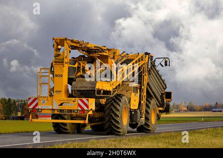 ROPA euro-Maus 4, pulitore semovente per barbabietole da zucchero con sistema di raccolta su strada da 10.20 m in autunno. Jokioinen, Finlandia. 16 ottobre 2020. Foto Stock