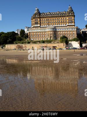 Costruito nel 1863, il Grand Hotel di Scarborough era il più grande d'Europa dell'epoca. Una caratteristica dominante della South Bay Foto Stock